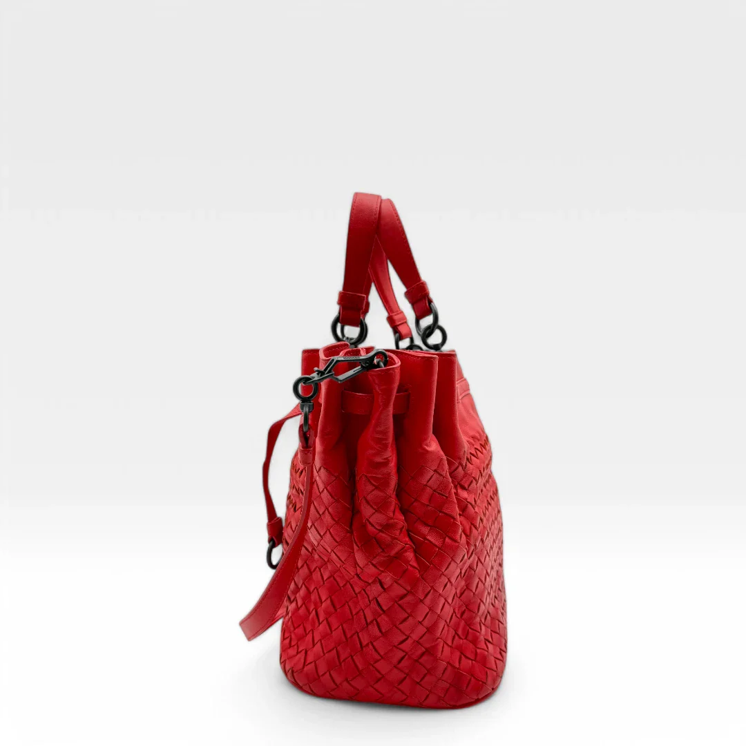 https://cdn.shopify.com/s/files/1/0564/9376/8855/files/Bottega_Veneta_Handtasche_Bucket_Intrecciato_mit_Umhaengegurt_aus_Leder_rot_vintage_designer_handbag_3321.webp?v=1744271924