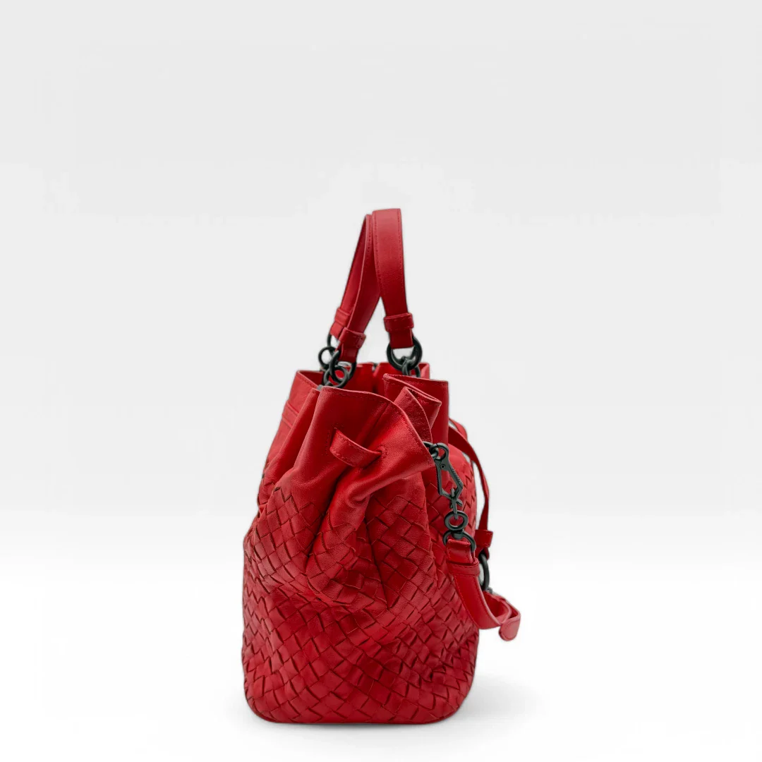 https://cdn.shopify.com/s/files/1/0564/9376/8855/files/Bottega_Veneta_Handtasche_Bucket_Intrecciato_mit_Umhaengegurt_aus_Leder_rot_vintage_designer_handbag_3322.webp?v=1744271924