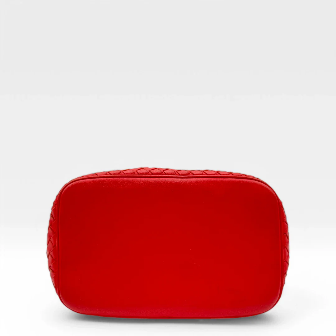 https://cdn.shopify.com/s/files/1/0564/9376/8855/files/Bottega_Veneta_Handtasche_Bucket_Intrecciato_mit_Umhaengegurt_aus_Leder_rot_vintage_designer_handbag_3323.webp?v=1744271924