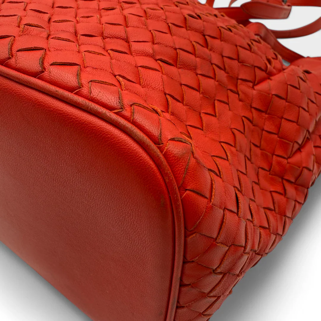 https://cdn.shopify.com/s/files/1/0564/9376/8855/files/Bottega_Veneta_Handtasche_Bucket_Intrecciato_mit_Umhaengegurt_aus_Leder_rot_vintage_designer_handbag_3324.webp?v=1744271924
