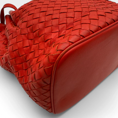 https://cdn.shopify.com/s/files/1/0564/9376/8855/files/Bottega_Veneta_Handtasche_Bucket_Intrecciato_mit_Umhaengegurt_aus_Leder_rot_vintage_designer_handbag_3325.webp?v=1744271924