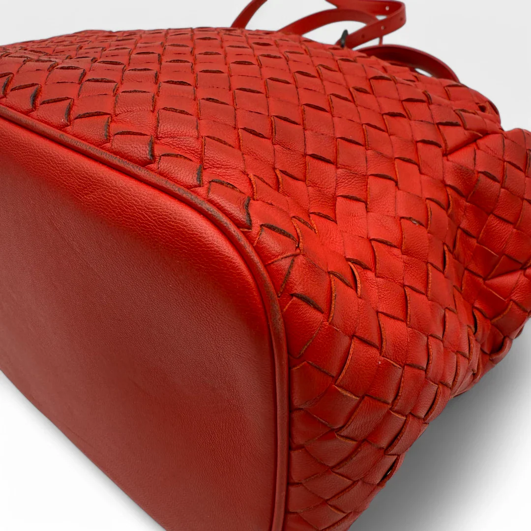 https://cdn.shopify.com/s/files/1/0564/9376/8855/files/Bottega_Veneta_Handtasche_Bucket_Intrecciato_mit_Umhaengegurt_aus_Leder_rot_vintage_designer_handbag_3326.webp?v=1744271924
