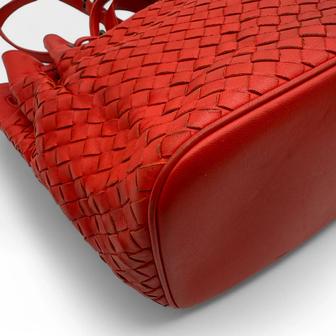 https://cdn.shopify.com/s/files/1/0564/9376/8855/files/Bottega_Veneta_Handtasche_Bucket_Intrecciato_mit_Umhaengegurt_aus_Leder_rot_vintage_designer_handbag_3327.webp?v=1744271924