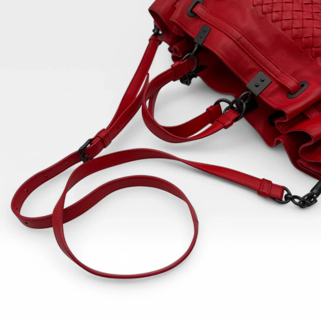 https://cdn.shopify.com/s/files/1/0564/9376/8855/files/Bottega_Veneta_Handtasche_Bucket_Intrecciato_mit_Umhaengegurt_aus_Leder_rot_vintage_designer_handbag_3328.webp?v=1744271924