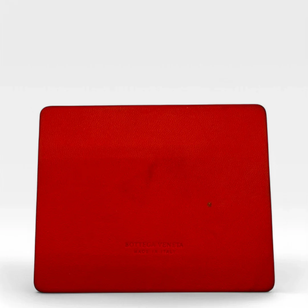 https://cdn.shopify.com/s/files/1/0564/9376/8855/files/Bottega_Veneta_Handtasche_Bucket_Intrecciato_mit_Umhaengegurt_aus_Leder_rot_vintage_designer_handbag_3335.webp?v=1744271924