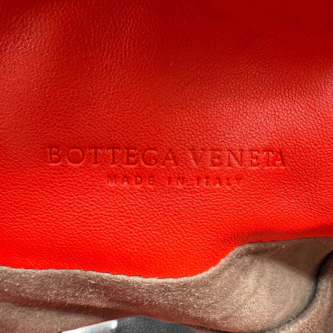 https://cdn.shopify.com/s/files/1/0564/9376/8855/files/Bottega_Veneta_Handtasche_Bucket_Intrecciato_mit_Umhaengegurt_aus_Leder_rot_vintage_designer_handbag_3340.webp?v=1744271924