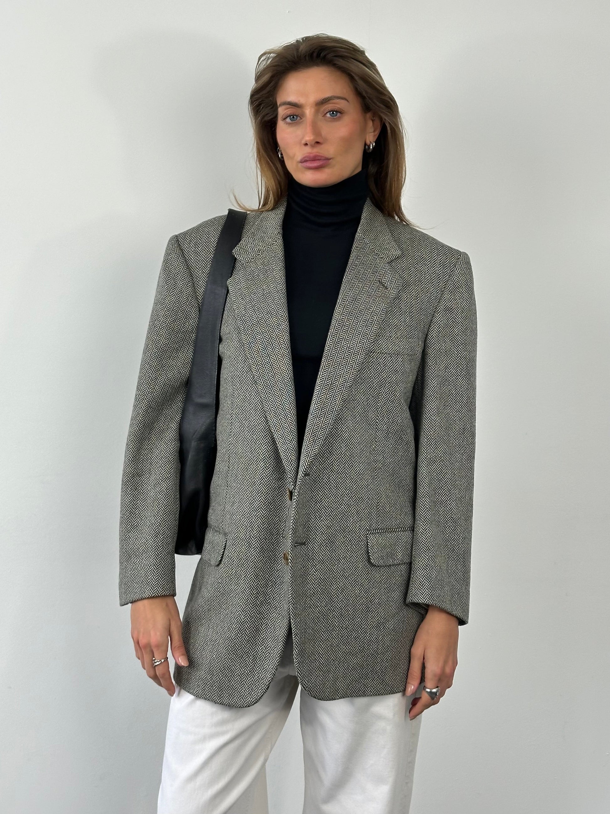 Burberry 1990s pure wool herringbone blazer in XL size, featuring classic tailored fit and sophisticated pattern.