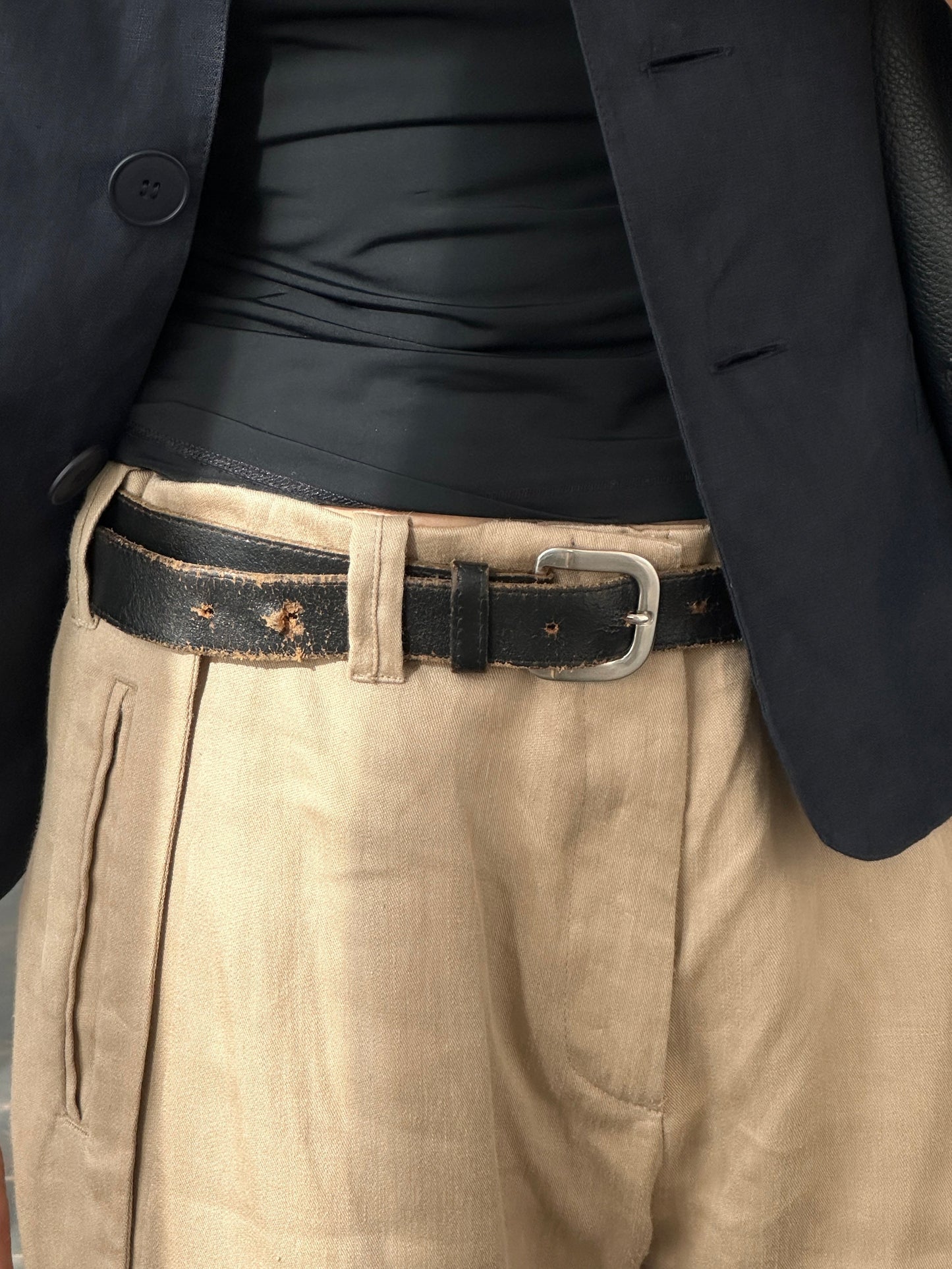 Vintage 1980s chrome distressed leather belt with metal buckle, adjustable W30-38, featuring a rugged, retro style.