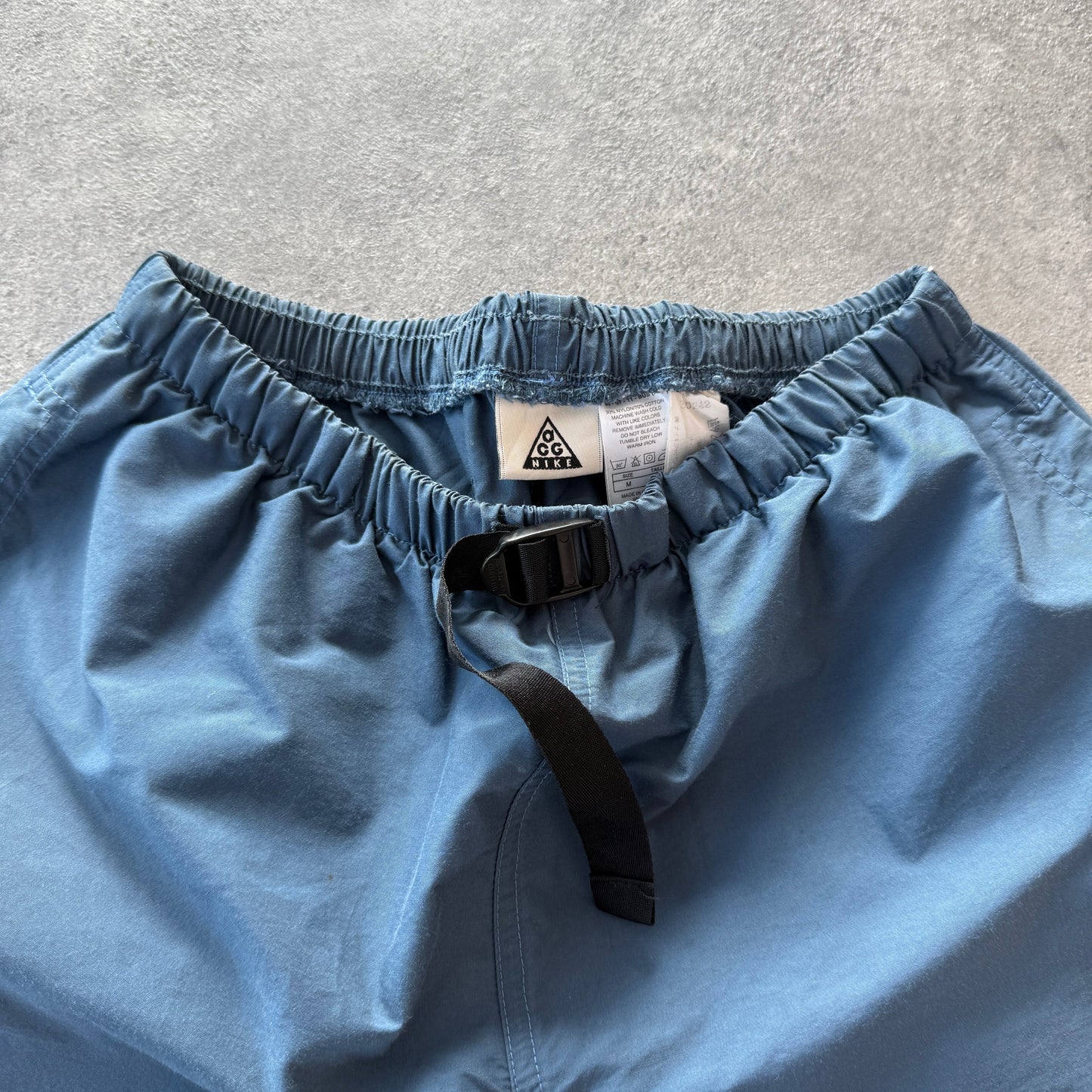 Nike ACG 2000s technical cargo shorts (M)