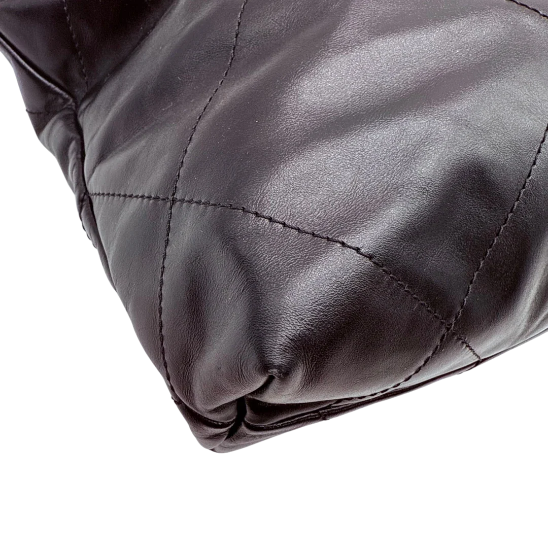 https://cdn.shopify.com/s/files/1/0564/9376/8855/files/Chanel_22_Quilted_Handtasche_aus_Leder_Schwarz_vintage_CC2594.webp?v=1773397124