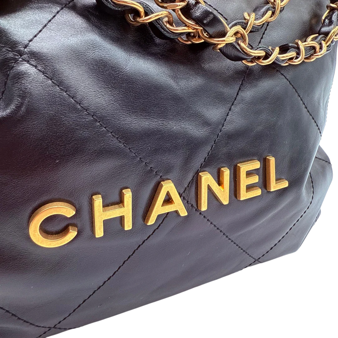 https://cdn.shopify.com/s/files/1/0564/9376/8855/files/Chanel_22_Quilted_Handtasche_aus_Leder_Schwarz_vintage_CC2599.webp?v=1773397124