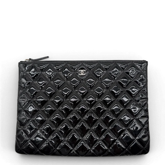 https://cdn.shopify.com/s/files/1/0564/9376/8855/files/Chanel_Clutch_aus_Lackleder_schwarz_vintage_CC5914.webp?v=1778197224