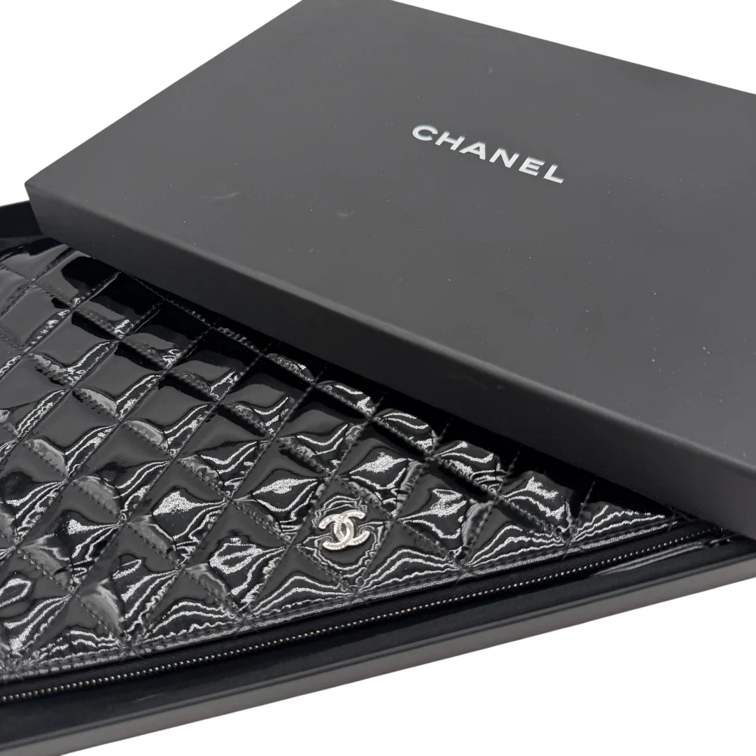 https://cdn.shopify.com/s/files/1/0564/9376/8855/files/Chanel_Clutch_aus_Lackleder_schwarz_vintage_CC5932.webp?v=1778197225