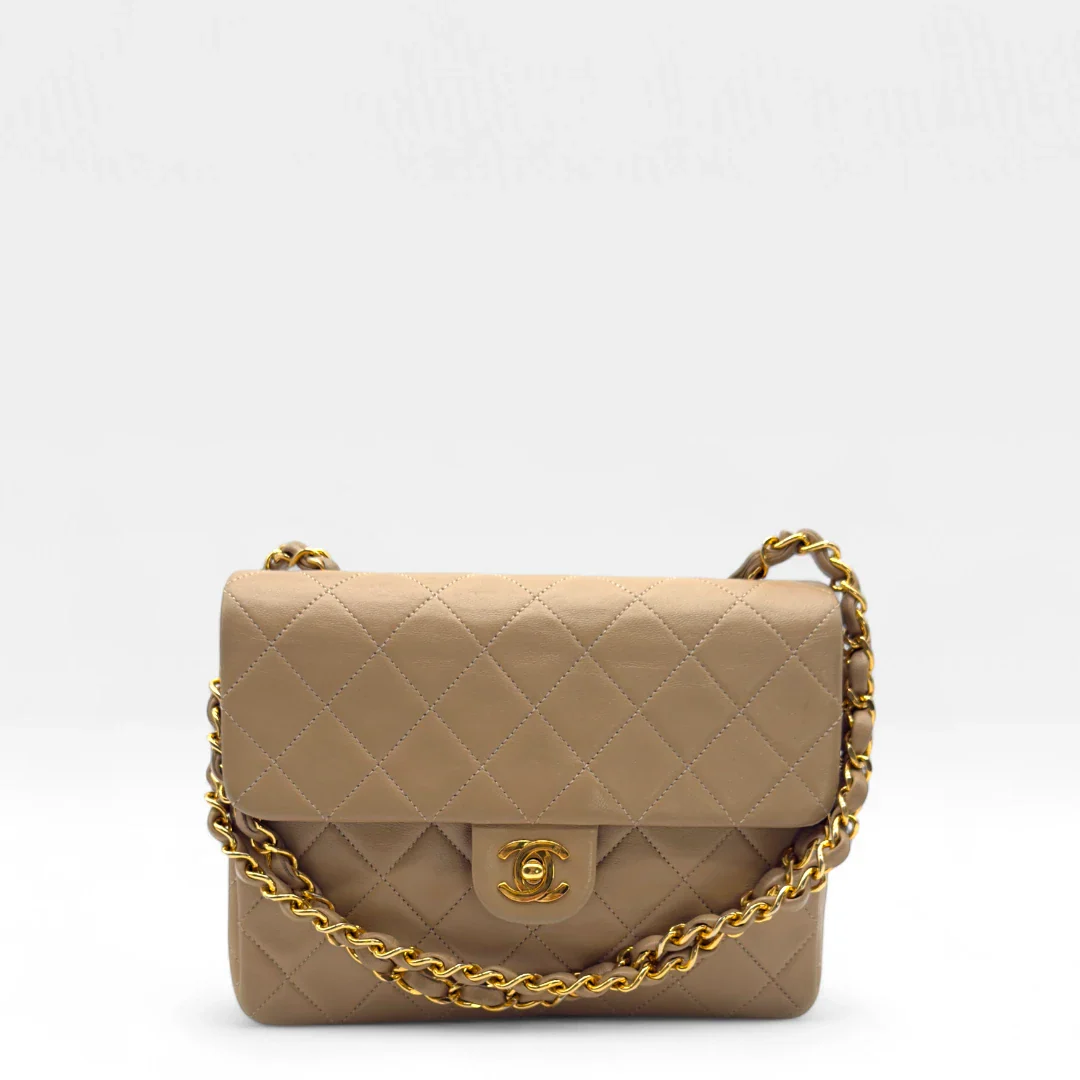 https://cdn.shopify.com/s/files/1/0564/9376/8855/files/Chanel_Flap_Bag-Beige5192_a725dd76-a8b1-497f-80e7-77cf81ab4cfe.webp?v=1754669919