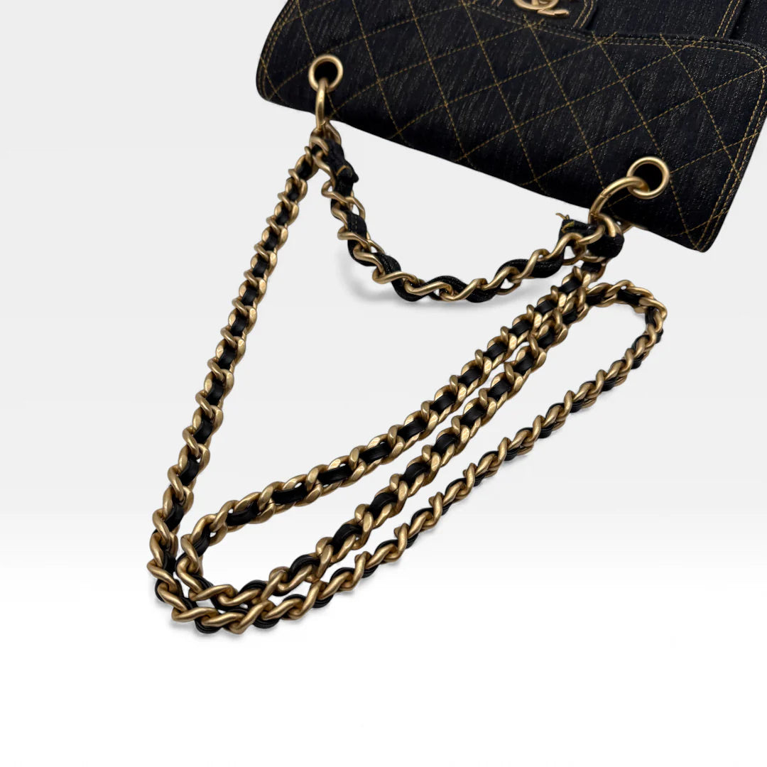 https://cdn.shopify.com/s/files/1/0564/9376/8855/files/Chanel_Flap_Denim_Stoff_schwarz_vintage_5661.webp?v=1765455740