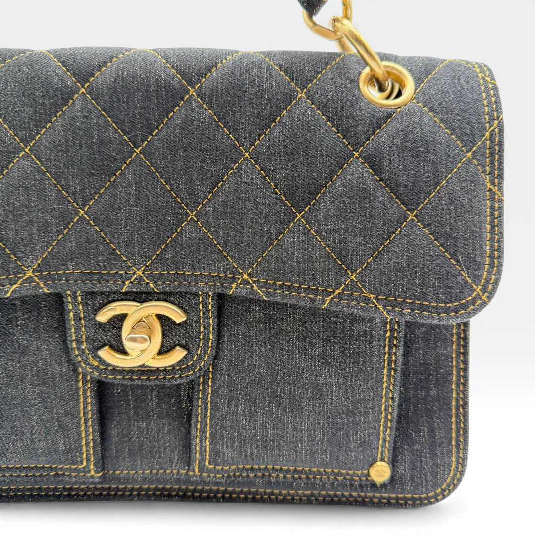 https://cdn.shopify.com/s/files/1/0564/9376/8855/files/Chanel_Flap_Denim_Stoff_schwarz_vintage_5663.webp?v=1765455740