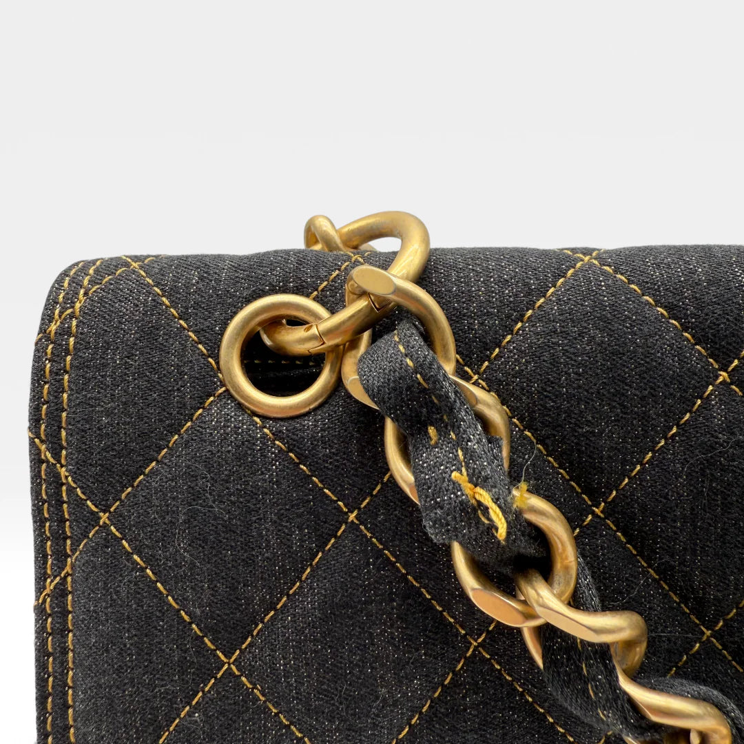 https://cdn.shopify.com/s/files/1/0564/9376/8855/files/Chanel_Flap_Denim_Stoff_schwarz_vintage_5665.webp?v=1765455740