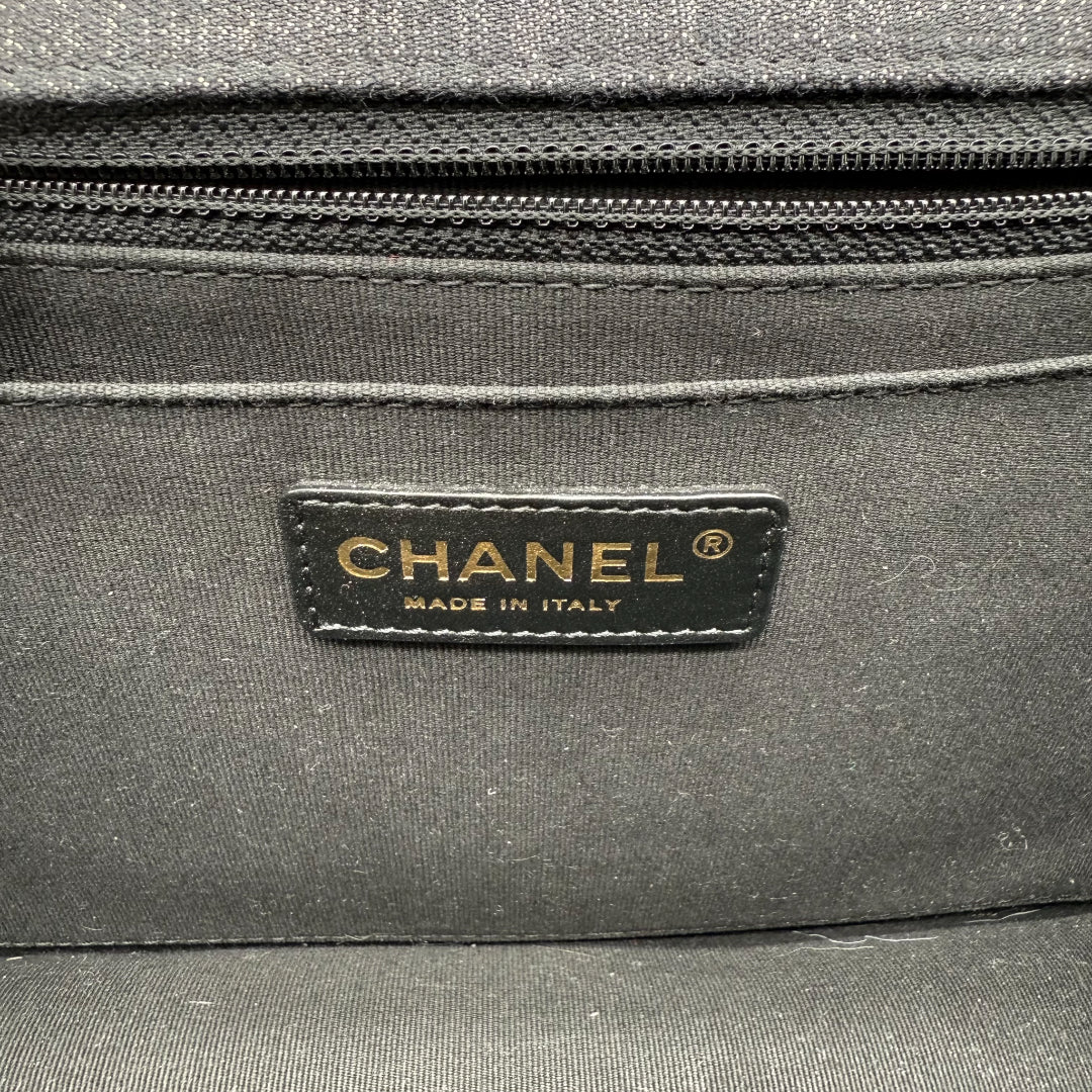 https://cdn.shopify.com/s/files/1/0564/9376/8855/files/Chanel_Flap_Denim_Stoff_schwarz_vintage_5670.webp?v=1765455740