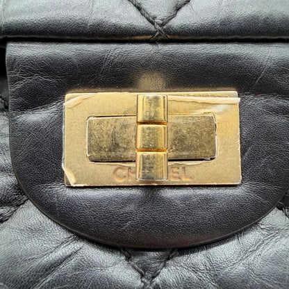 https://cdn.shopify.com/s/files/1/0564/9376/8855/files/Chanel_Handtasche_2.55_medium_aus_Leder_schwarz_11.webp?v=1782910445