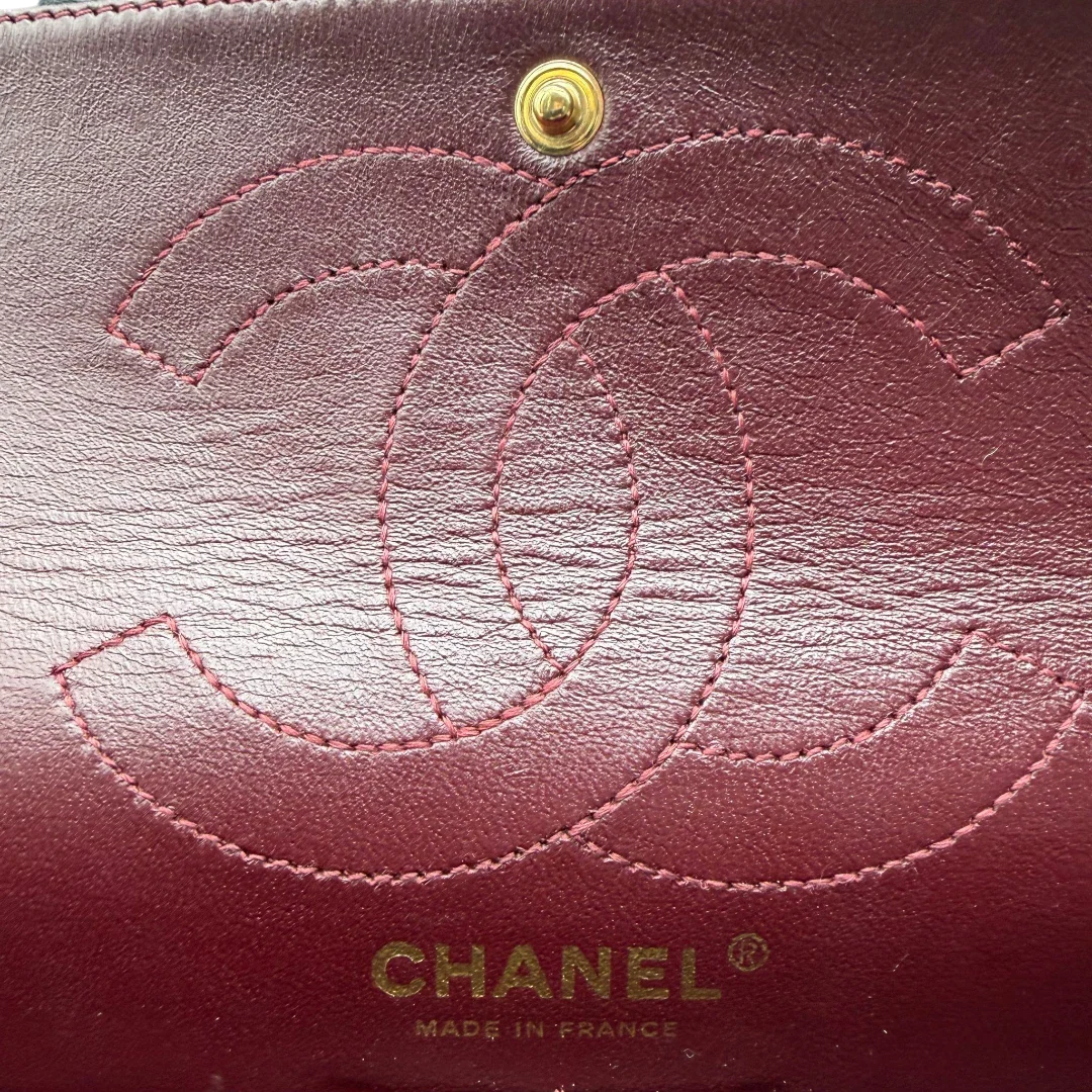 https://cdn.shopify.com/s/files/1/0564/9376/8855/files/Chanel_Handtasche_2.55_medium_aus_Leder_schwarz_15.webp?v=1782910445