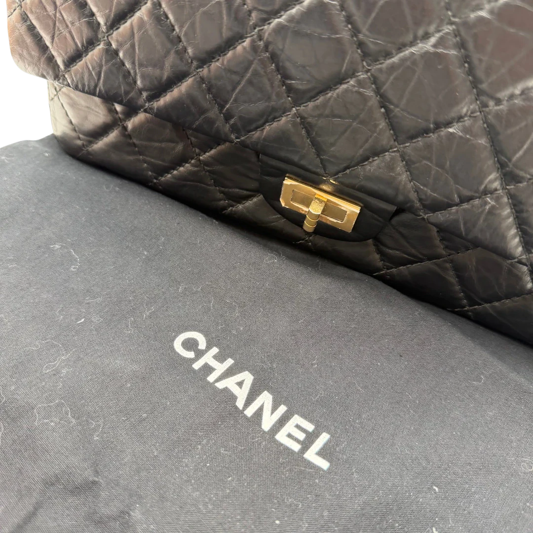 https://cdn.shopify.com/s/files/1/0564/9376/8855/files/Chanel_Handtasche_2.55_medium_aus_Leder_schwarz_18.webp?v=1782910445