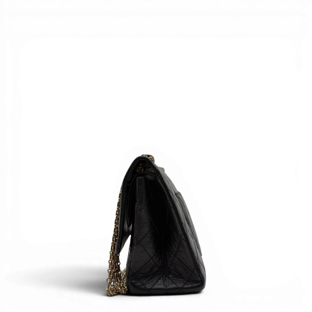 https://cdn.shopify.com/s/files/1/0564/9376/8855/files/Chanel_Handtasche_2.55_medium_aus_Leder_schwarz_3.webp?v=1782910444