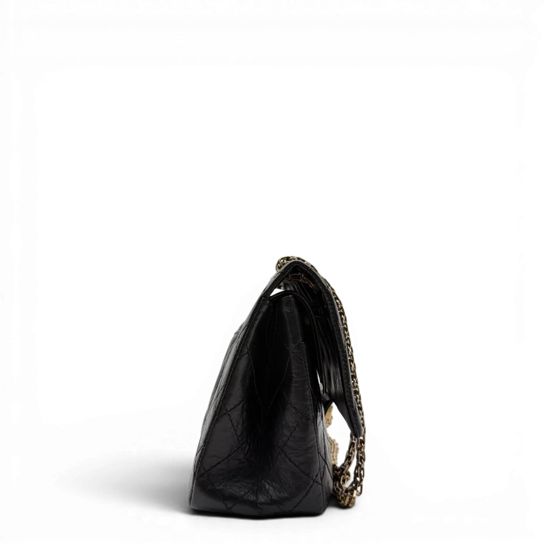https://cdn.shopify.com/s/files/1/0564/9376/8855/files/Chanel_Handtasche_2.55_medium_aus_Leder_schwarz_4.webp?v=1782910444