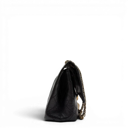 https://cdn.shopify.com/s/files/1/0564/9376/8855/files/Chanel_Handtasche_2.55_medium_aus_Leder_schwarz_4.webp?v=1782910444