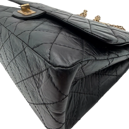 https://cdn.shopify.com/s/files/1/0564/9376/8855/files/Chanel_Handtasche_2.55_medium_aus_Leder_schwarz_7.webp?v=1782910445