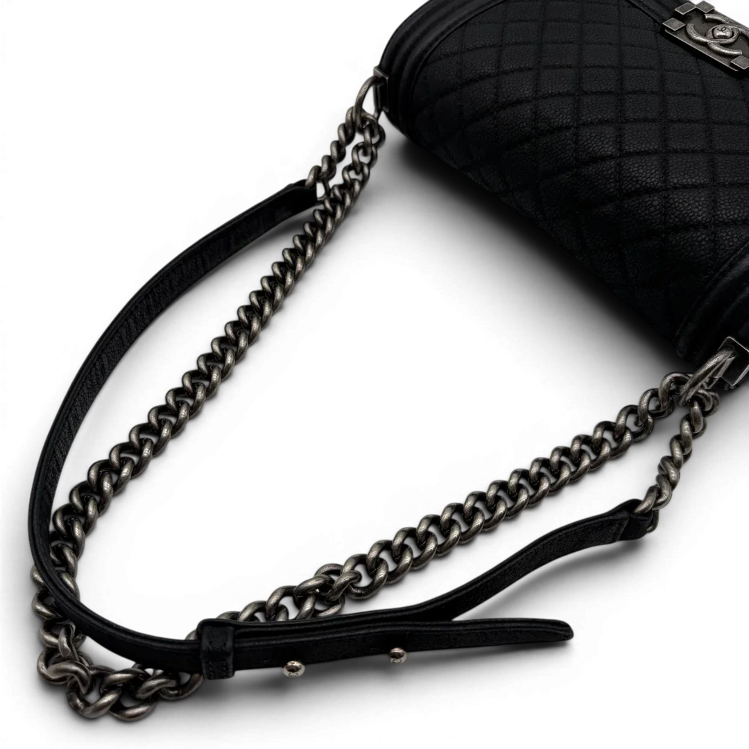 https://cdn.shopify.com/s/files/1/0564/9376/8855/files/Chanel_Handtasche_Boy_bag_Caviar_medium_schwarz_10.webp?v=1782910692
