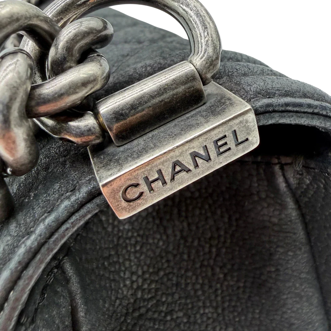 https://cdn.shopify.com/s/files/1/0564/9376/8855/files/Chanel_Handtasche_Boy_bag_Caviar_medium_schwarz_11.webp?v=1782910692