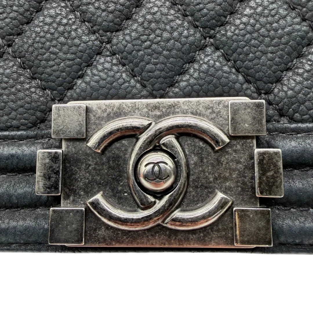 https://cdn.shopify.com/s/files/1/0564/9376/8855/files/Chanel_Handtasche_Boy_bag_Caviar_medium_schwarz_12.webp?v=1782910693