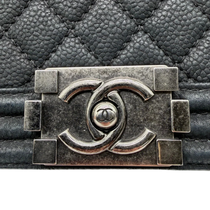https://cdn.shopify.com/s/files/1/0564/9376/8855/files/Chanel_Handtasche_Boy_bag_Caviar_medium_schwarz_12.webp?v=1782910693