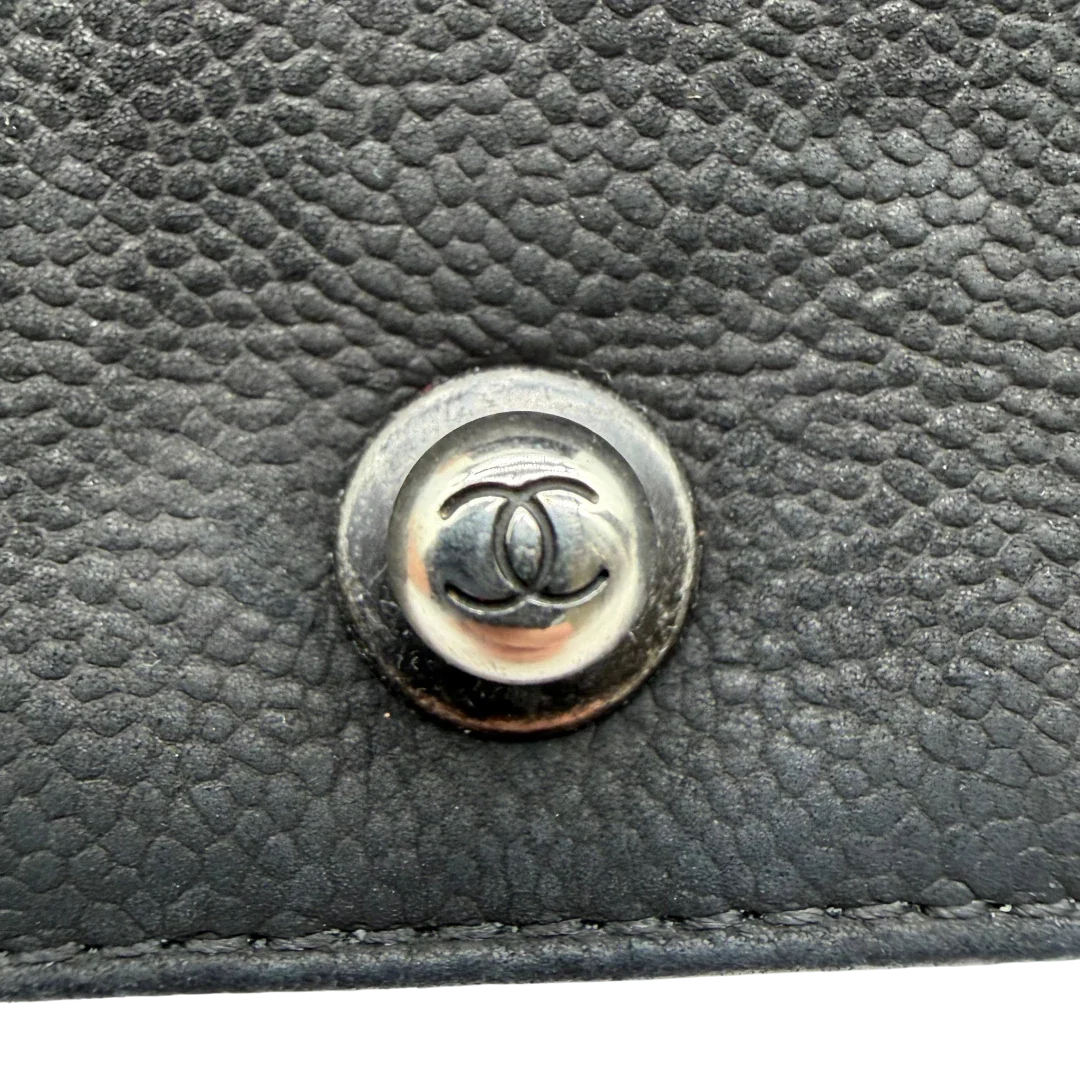 https://cdn.shopify.com/s/files/1/0564/9376/8855/files/Chanel_Handtasche_Boy_bag_Caviar_medium_schwarz_13.webp?v=1782910692