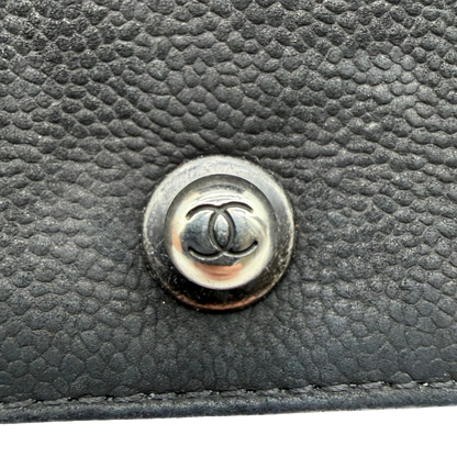 https://cdn.shopify.com/s/files/1/0564/9376/8855/files/Chanel_Handtasche_Boy_bag_Caviar_medium_schwarz_13.webp?v=1782910692