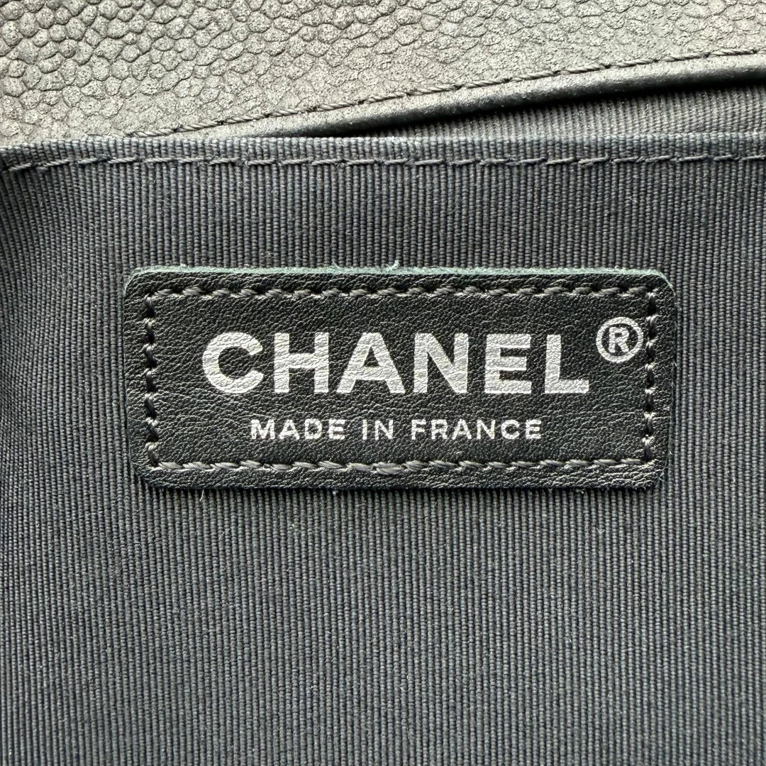 https://cdn.shopify.com/s/files/1/0564/9376/8855/files/Chanel_Handtasche_Boy_bag_Caviar_medium_schwarz_16.webp?v=1782910693