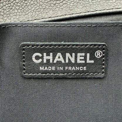 https://cdn.shopify.com/s/files/1/0564/9376/8855/files/Chanel_Handtasche_Boy_bag_Caviar_medium_schwarz_16.webp?v=1782910693