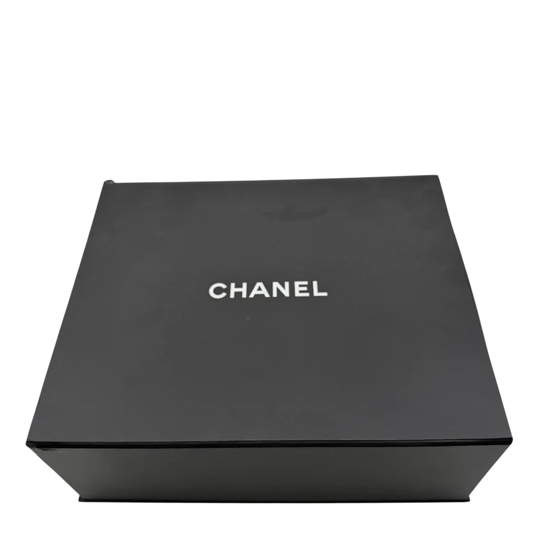 https://cdn.shopify.com/s/files/1/0564/9376/8855/files/Chanel_Handtasche_Boy_bag_Caviar_medium_schwarz_19.webp?v=1782910691