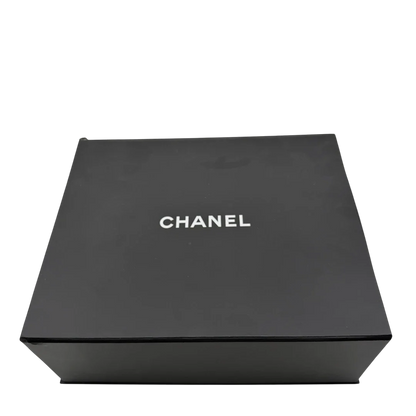 https://cdn.shopify.com/s/files/1/0564/9376/8855/files/Chanel_Handtasche_Boy_bag_Caviar_medium_schwarz_19.webp?v=1782910691