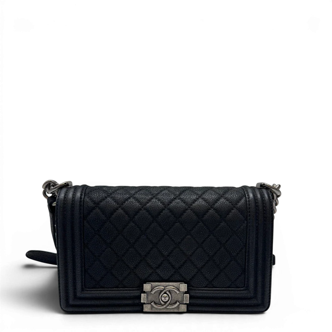 https://cdn.shopify.com/s/files/1/0564/9376/8855/files/Chanel_Handtasche_Boy_bag_Caviar_medium_schwarz_193230.webp?v=1782918290