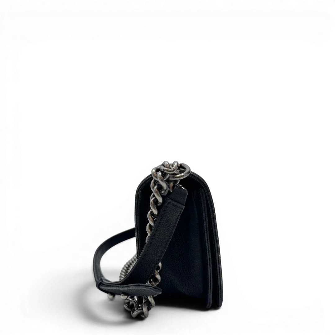 https://cdn.shopify.com/s/files/1/0564/9376/8855/files/Chanel_Handtasche_Boy_bag_Caviar_medium_schwarz_193232.webp?v=1782918290