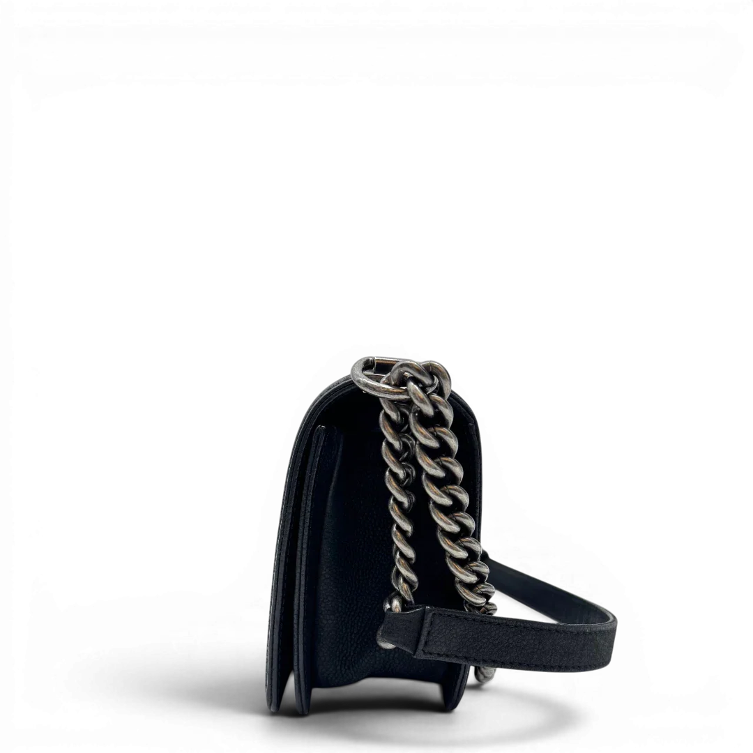 https://cdn.shopify.com/s/files/1/0564/9376/8855/files/Chanel_Handtasche_Boy_bag_Caviar_medium_schwarz_193233.webp?v=1782918290