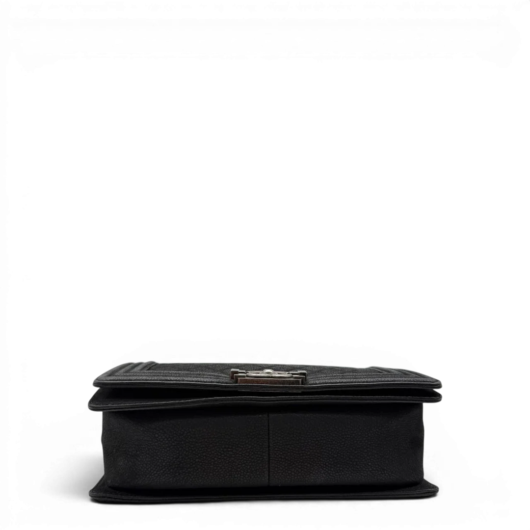 https://cdn.shopify.com/s/files/1/0564/9376/8855/files/Chanel_Handtasche_Boy_bag_Caviar_medium_schwarz_5.webp?v=1782910691