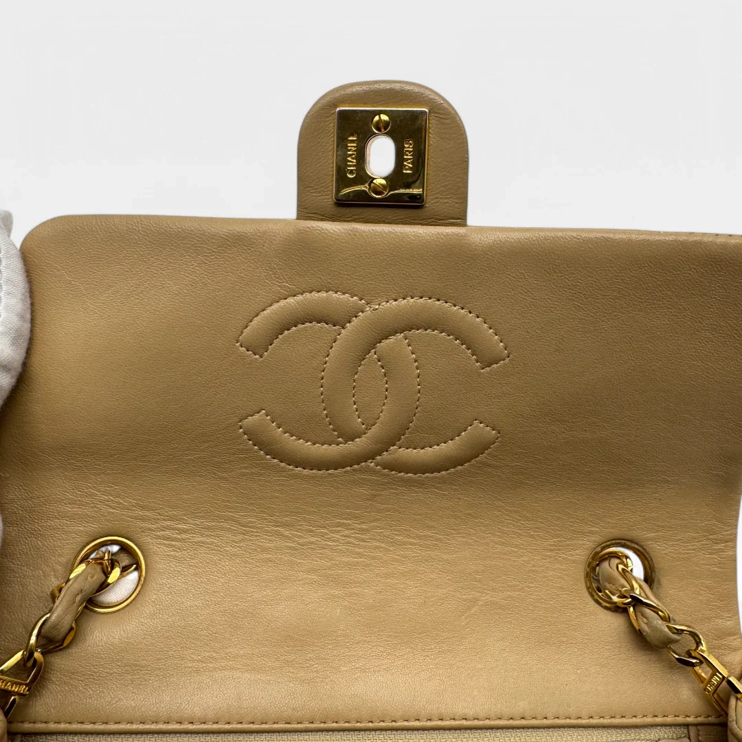 https://cdn.shopify.com/s/files/1/0564/9376/8855/files/Chanel_Handtasche_Classic_mini_Square_Single_Flap_Matelasse_aus_Leder_beige_vintage_luxury_CC_handbag_4323.webp?v=1754669919