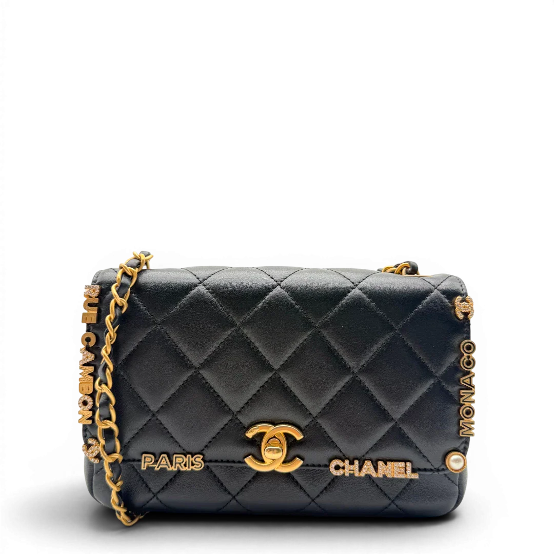 https://cdn.shopify.com/s/files/1/0564/9376/8855/files/Chanel_Handtasche_Cruise_23C_Mini_Flap_bag_mit_Emaille-_und_Strassdetails_aus_Lammleder_schwarz_vintage_CC7181_7a52df84-0669-4427-8b8b-af6d200376f1.webp?v=1779959982