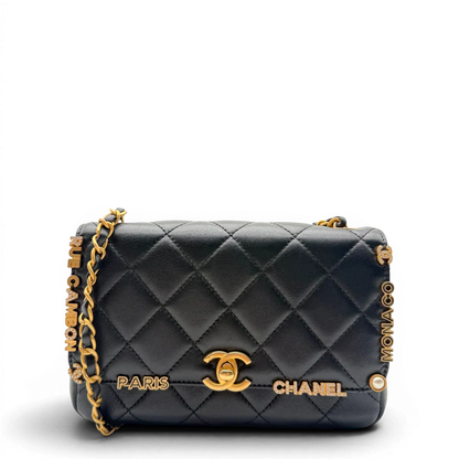 https://cdn.shopify.com/s/files/1/0564/9376/8855/files/Chanel_Handtasche_Cruise_23C_Mini_Flap_bag_mit_Emaille-_und_Strassdetails_aus_Lammleder_schwarz_vintage_CC7181_7a52df84-0669-4427-8b8b-af6d200376f1.webp?v=1779959982