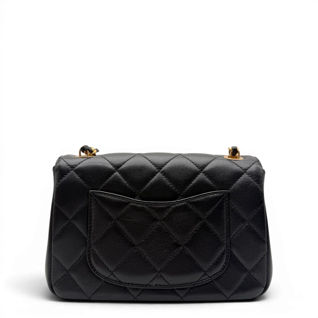 https://cdn.shopify.com/s/files/1/0564/9376/8855/files/Chanel_Handtasche_Cruise_23C_Mini_Flap_bag_mit_Emaille-_und_Strassdetails_aus_Lammleder_schwarz_vintage_CC7182_a2329660-6416-447c-b00c-e2338154056e.webp?v=1779959982