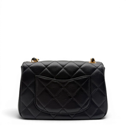 https://cdn.shopify.com/s/files/1/0564/9376/8855/files/Chanel_Handtasche_Cruise_23C_Mini_Flap_bag_mit_Emaille-_und_Strassdetails_aus_Lammleder_schwarz_vintage_CC7182_a2329660-6416-447c-b00c-e2338154056e.webp?v=1779959982