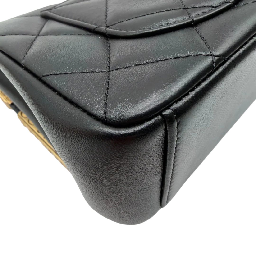 https://cdn.shopify.com/s/files/1/0564/9376/8855/files/Chanel_Handtasche_Cruise_23C_Mini_Flap_bag_mit_Emaille-_und_Strassdetails_aus_Lammleder_schwarz_vintage_CC7189_c4f12a66-9c1c-44b4-b0f5-fe9fd0479071.webp?v=1779959982