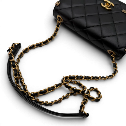 https://cdn.shopify.com/s/files/1/0564/9376/8855/files/Chanel_Handtasche_Cruise_23C_Mini_Flap_bag_mit_Emaille-_und_Strassdetails_aus_Lammleder_schwarz_vintage_CC7190_07c49fa7-7293-4b42-9aab-c4b9c0c04d18.webp?v=1779959982